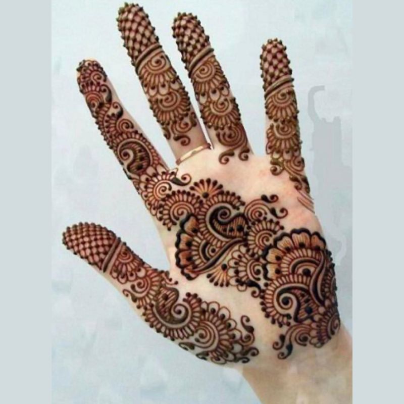 This photo shows not only front hand stylish front hand simple mehndi design but also have beautiful creativity.