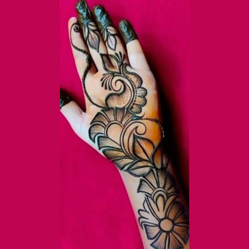 A very beautiful and elegant front hand mehndi design which is very easy to copy.