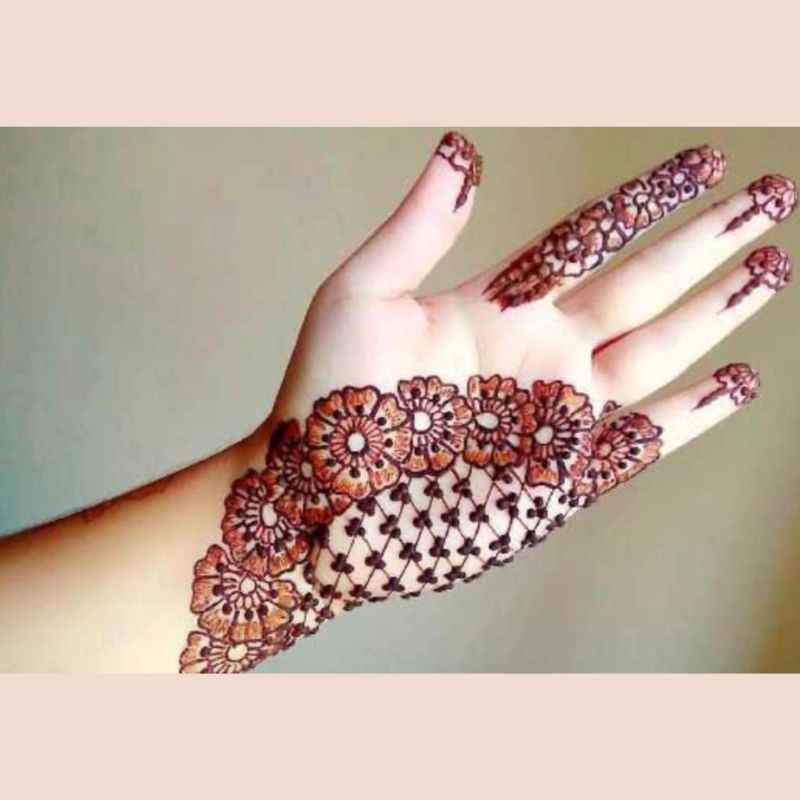 The simple mehendi designs are very trending.
