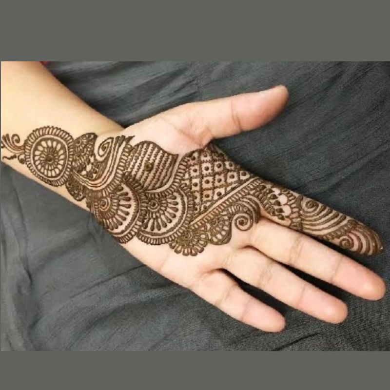 Front Hand Simple Mehndi Design is very fabulous and classy in looks which one can not ignore.